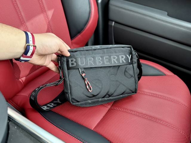 高端货新款 “Burberry 巴宝莉”单肩包 Monogram专厲标识 时尚宽肩带 相机包单肩斜挎包 男款 黑色进口原厂防水布艺高清五金logo标志、专用内里