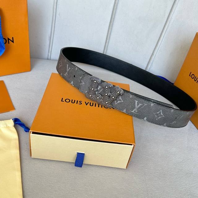 寬：40Mm Louis Vuitton 腰帶 頂級原單品質 全新亞光小牛皮絲印專櫃大花圖案 搭配經典款掛扣五金 專櫃款號 細節看圖 市場獨家版本 ！碼數齊！