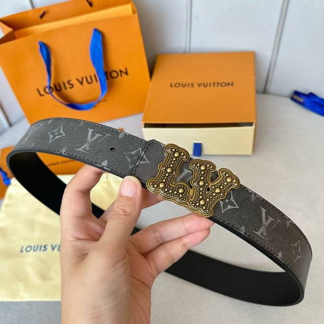 寬：40Mm Louis Vuitton 腰帶 頂級原單品質 全新亞光小牛皮絲印專櫃大花圖案 搭配經典款掛扣五金 專櫃款號 細節看圖 市場獨家版本 ！碼數齊！