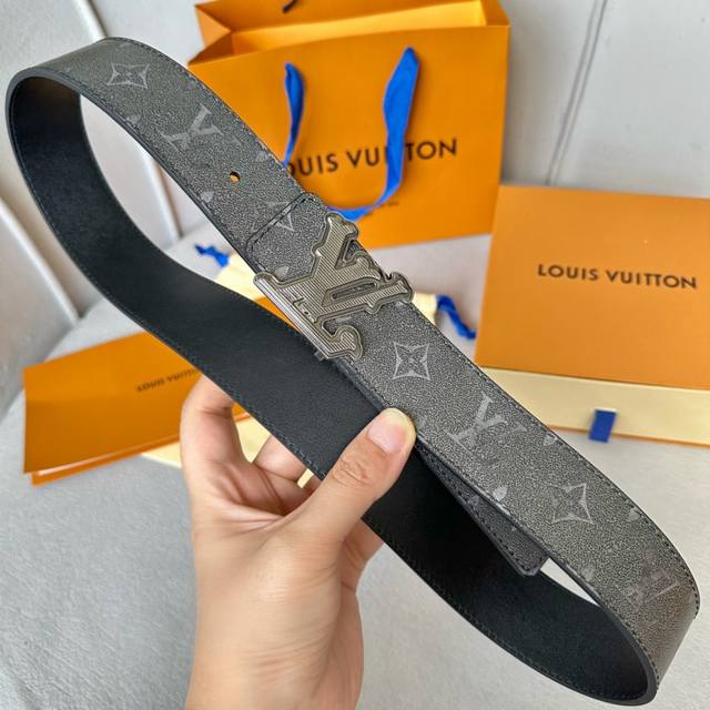 寬：40Mm Louis Vuitton 腰帶 頂級原單品質 全新亞光小牛皮絲印專櫃大花圖案 搭配經典款掛扣五金 專櫃款號 細節看圖 市場獨家版本 ！碼數齊！