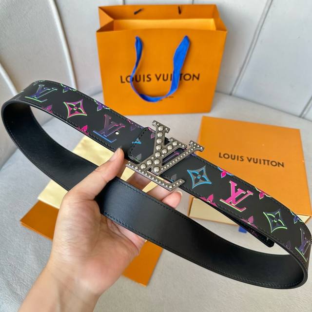 寬：40Mm Louis Vuitton 腰帶 頂級原單品質 全新亞光小牛皮絲印專櫃大花圖案 搭配經典款掛扣五金 專櫃款號 細節看圖 市場獨家版本 ！碼數齊！