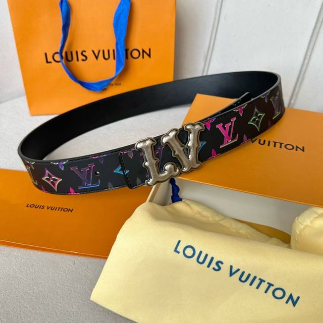 寬：40Mm Louis Vuitton 腰帶 頂級原單品質 全新亞光小牛皮絲印專櫃大花圖案 搭配經典款掛扣五金 專櫃款號 細節看圖 市場獨家版本 ！碼數齊！