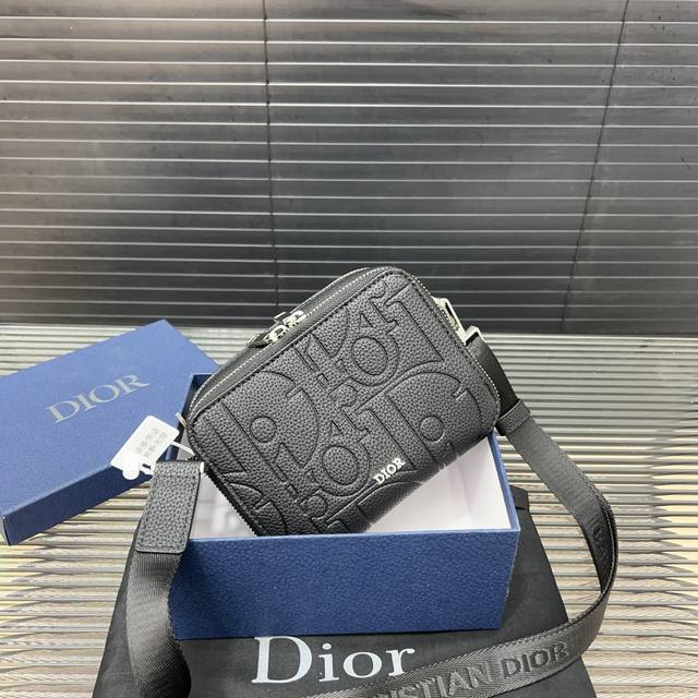 Dior 迪奥 Gravity 相机包 单肩背包 男女通用 明星单品 采用精湛镶嵌细工，经典百搭 实物拍摄 原厂原版面料 配送防尘袋 礼盒 17 X 12 Cm