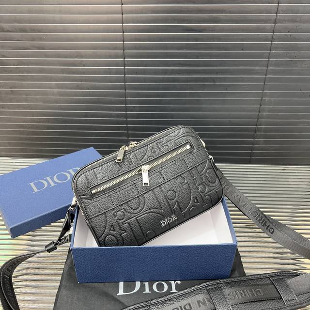 Dior 迪奥 Safari信使包 Cd压花相机包 男女通用斜挎包 单肩包 采用精湛镶嵌细工，经典百搭 实物拍摄 原厂原版面料 配送防尘袋 礼盒 22 X 15