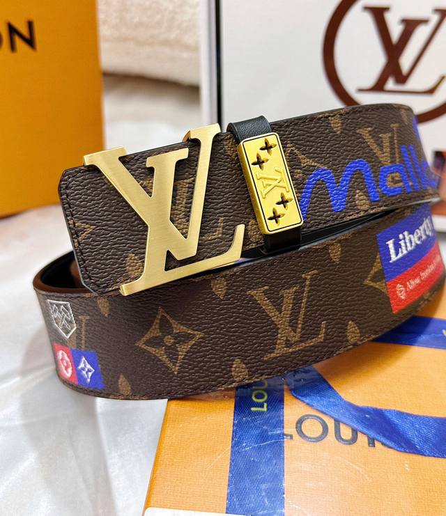 皮带：Lv..路易..威登顶级复刻. 腰带：原单品质百分百头层牛皮，保证真皮。拉丝喷砂哑面工艺.真空电镀.永不掉色.24K纯钢扣涂鸦彩绘图案艺术双面可用专柜同等