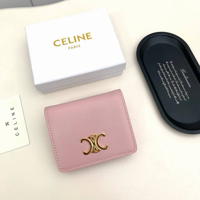 Celine 3510颜色 鹅黄 灰色 奶昔粉 尺寸11*9*3Celine官网最新款！短式钱包非常炫美的一个系列，专柜同步，采用头层牛皮，精致时尚