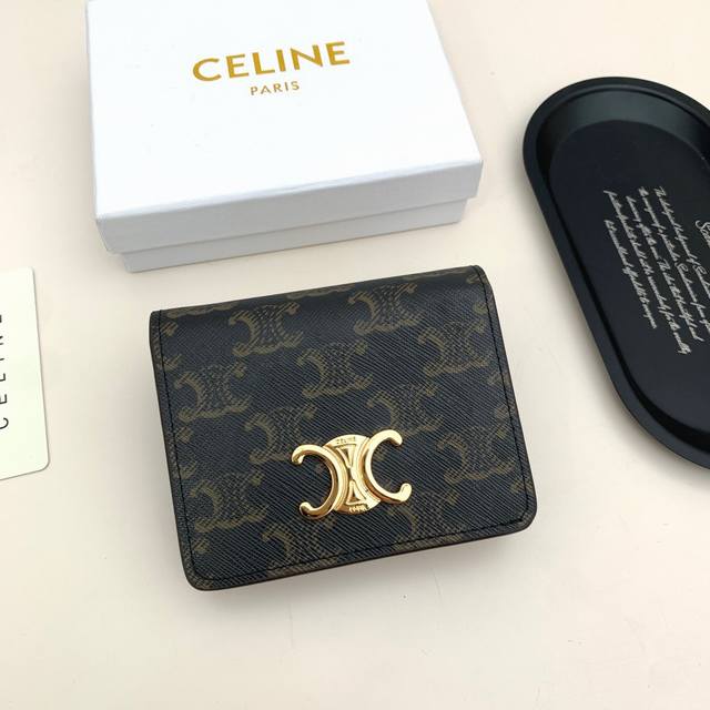 Celine 3510颜色 老花 黑尺寸 11*9*3 Celine官网最新款！短式钱包非常炫美的一个系列，专柜同步，采用头层牛皮，精致时尚！