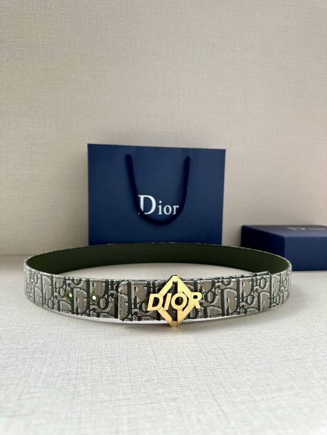 宽度3.5Cm 这款 Dior Charm 腰带扣是夏季男装系列新品，采用不锈钢真空电镀菱饰面精心设计，重新演绎经典的 Dior 标志。可与各式 35 毫米腰带