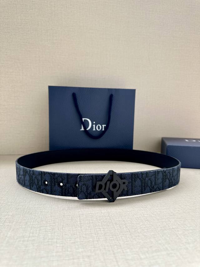 宽度3.5Cm 这款 Dior Charm 腰带扣是夏季男装系列新品，采用不锈钢真空电镀菱饰面精心设计，重新演绎经典的 Dior 标志。可与各式 35 毫米腰带