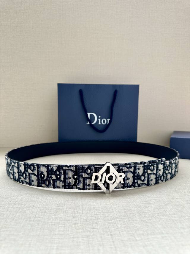 宽度3.5Cm 这款 Dior Charm 腰带扣是夏季男装系列新品，采用不锈钢真空电镀菱饰面精心设计，重新演绎经典的 Dior 标志。可与各式 35 毫米腰带