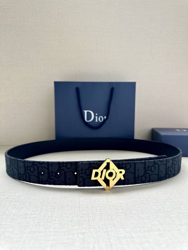 宽度3.5Cm 这款 Dior Charm 腰带扣是夏季男装系列新品，采用不锈钢真空电镀菱饰面精心设计，重新演绎经典的 Dior 标志。可与各式 35 毫米腰带