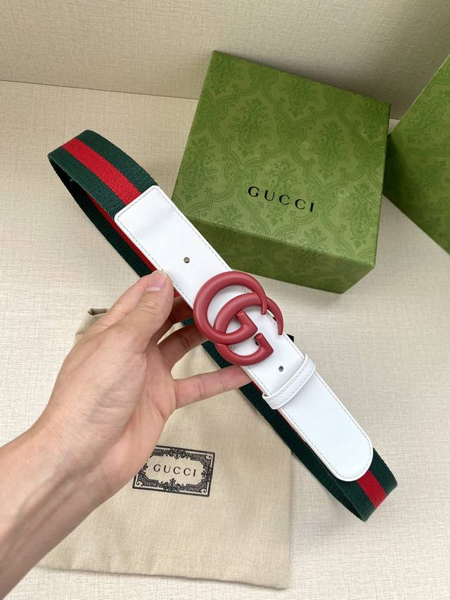 宽度4.0Cm Gucci 经典帆布织带腰带，配以织纹皮质滚边和双g原单扣配有绿色 红色 绿色棉质帆布编织腰带，配以白色头层牛皮