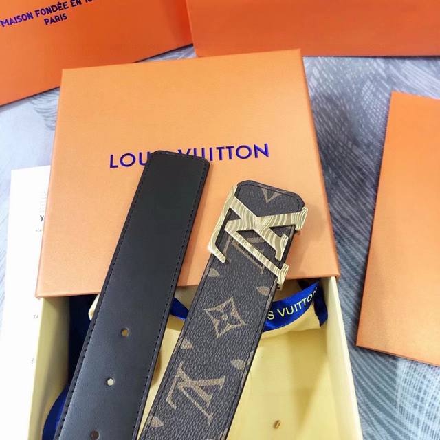 Louis Vuitton 路易威登 秘秘路易威登 Dfs免税店级别水货最新 爆款。辨识度 对版率高达98.6%附带原版包装