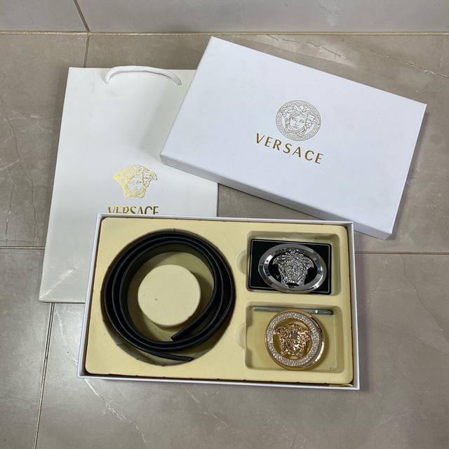 Versace精品款 ☆双扣礼盒套装 含礼盒 专柜有售 范思哲专柜在售正品 此款采用头层牛皮制作 走线油边细致 正品开模 搭配广州原版扣经久耐用、3.8Cm规格