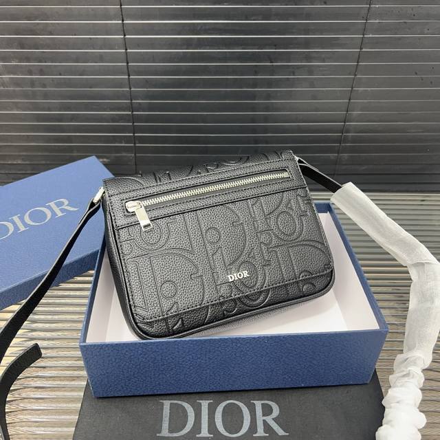 Dior 迪奥 Rider 2.0 Gravity翻盖邮差包单肩斜挎包 男款 黑色 明星单品 采用优质原厂材质 高端品质 配送礼盒 规格: 22 X 18Cm