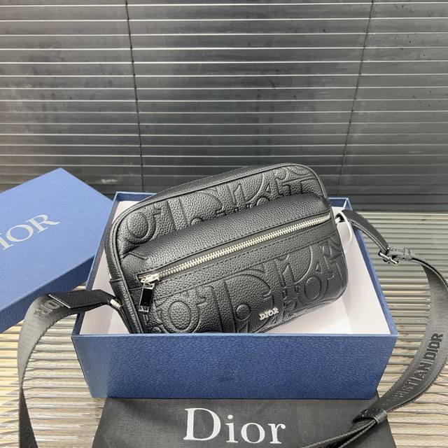 Dior 迪奥 Rider 2.0 可调节肩带拉链开合 皮革拼粒面小牛皮 邮差包单肩斜挎包 男款 黑色 明星单品 采用优质原厂材质 高端品质 配送礼盒 规格: