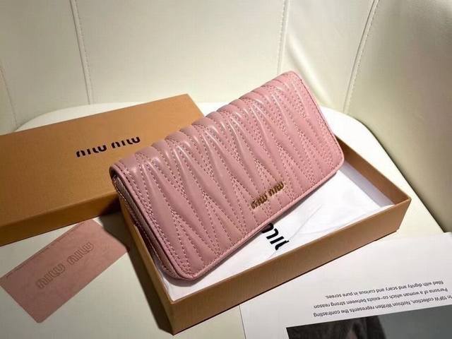 Miumiu 5550颜色 黑色 粉色 尺寸 19*10.5*3.5 Miumiu专柜最新款！专柜爆款热力来袭，经典提花压纹设计，釆用顶级进口小羊皮，皮质细腻柔