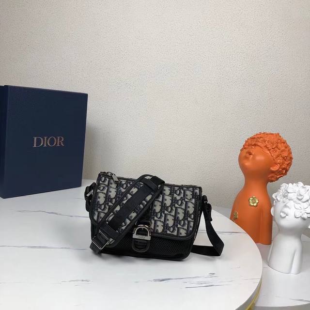 市场最高版本，欢迎对比 Dior 8迷你信使包 米色和黑色dior Oblique提花 产品编号：2Esws006Yky_H27E 秋季新推出的单品，是dior