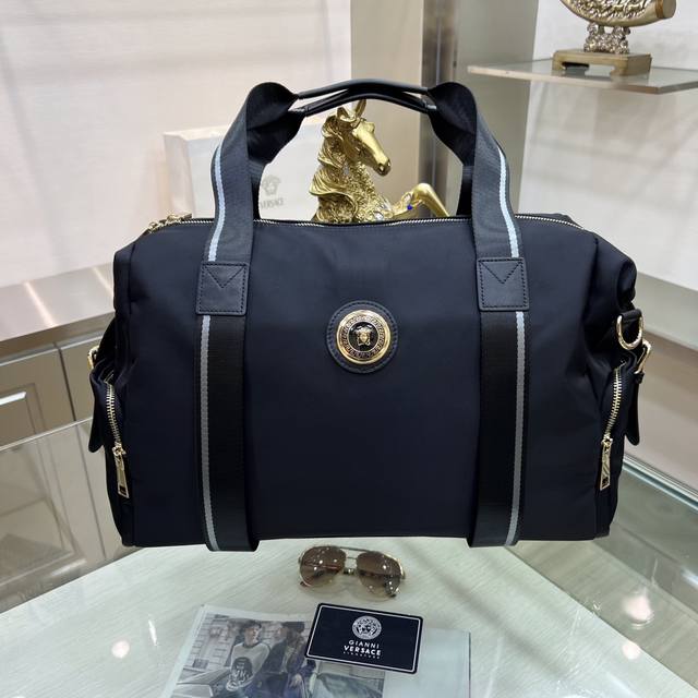 Versace 范思哲最新款男士旅行包 单肩包原单品质 采用顶级防水布配头层牛皮制作皮质柔软舒适图片可见 注意细节对比 品质说话 高贵五金 手感超赞 拿起来绝对