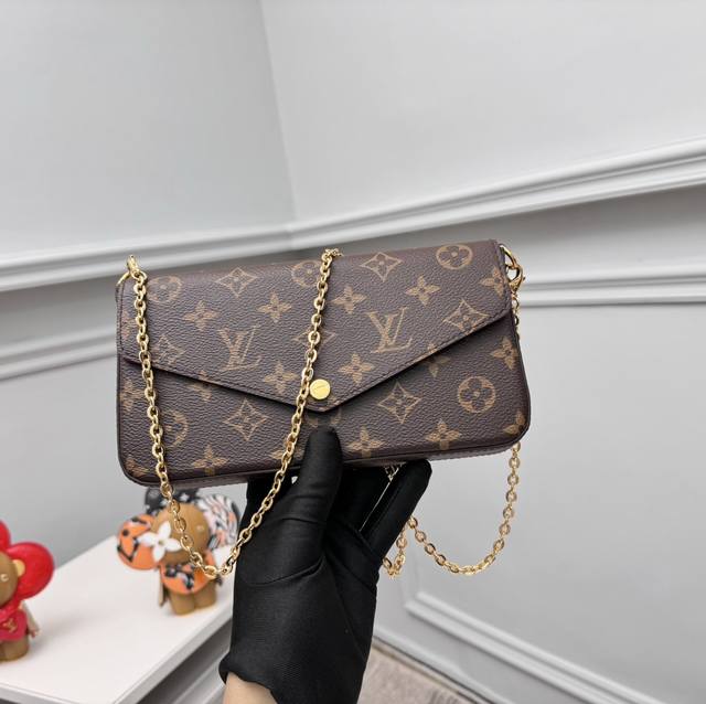 顶级原单 M81896老花pochette Felicie 手袋此款由damier Azur帆布制成的pochette Felicie手袋优雅华贵，内含两个可脱