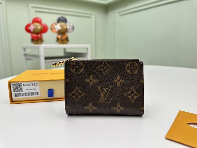 顶级原单 M82382草绿portefeuille Lisa 采用 Monogram 帆布制成，内衬彩色皮革。这款紧凑型钱包配有 Circle 拉手和角撑零钱袋