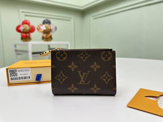 顶级原单 M82383粉红portefeuille Lisa 采用 Monogram 帆布制成，内衬彩色皮革。这款紧凑型钱包配有 Circle 拉手和角撑零钱袋