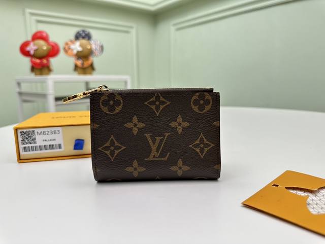 顶级原单 M82383棕portefeuille Lisa 采用 Monogram 帆布制成，内衬彩色皮革。这款紧凑型钱包配有 Circle 拉手和角撑零钱袋，