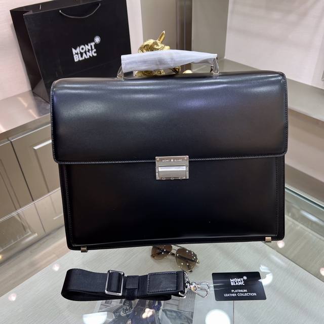 Montblanc International 万宝龙 万宝龙新款男士定型公文包，采用进口十字纹牛皮制作，搭配顶级五金配件，带密码锁，在公文包系列中实属佼佼者。