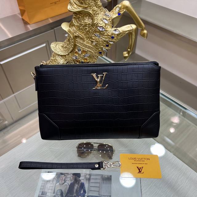 新品 ：Louis Vuitton 路易威登 最新手拿包 不但包型做得好，而且品质也非常精细，采用鳄鱼纹牛皮制作，款式简单大方 型号 : 66349-7 尺寸