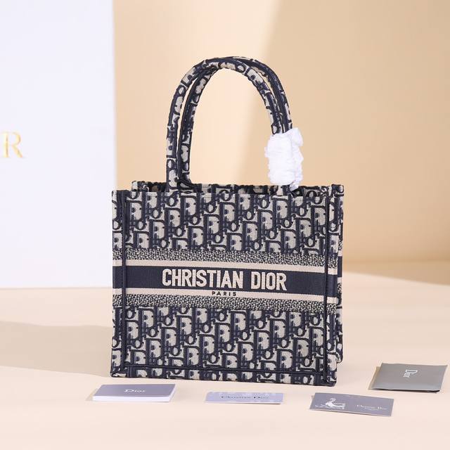 这款 Book Tote 手袋由 Dior 女装创意总监玛丽亚 嘉茜娅 蔻丽 Maria Grazia Chiuri 设计，是体现 Dior 美学的主打单品。采