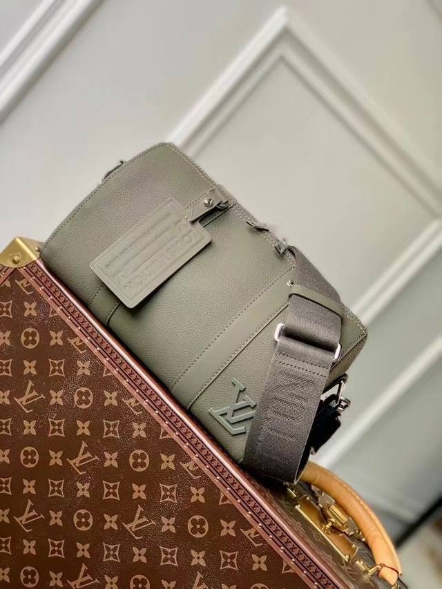 全皮 顶级原单 M21437本款 City Keepall 手袋于 秋季绽放新古典主义风尚。Aerogram 细粒面小牛皮革如传统航空信笺般柔软，金属字母含蓄抒