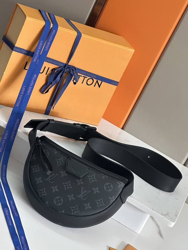 顶级原单原版开发，全钢五金本款 Lv Moon Crossbody 手袋以 Monogram Eclipse 涂层帆布搭配皮革饰边和肩带，考究俊逸气息不言而喻。