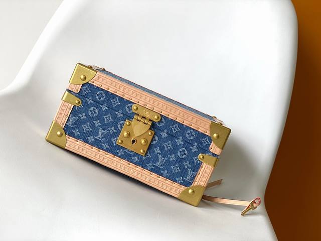 M24572 顶级原单 Coffret Trésor 24 硬箱为崭新 Monogram Denim 帆布搭配牛皮革镶边，中号尺寸可稳妥收纳宝贵珍藏。2 X 1