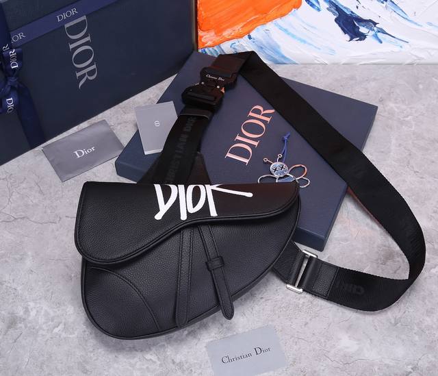 官方网 Dior. 新字母 首批出 Dior. Pre-Fall早春新款saddle Bag 男款的saddle Bag强势推！！ Dior. 新任设计师kim