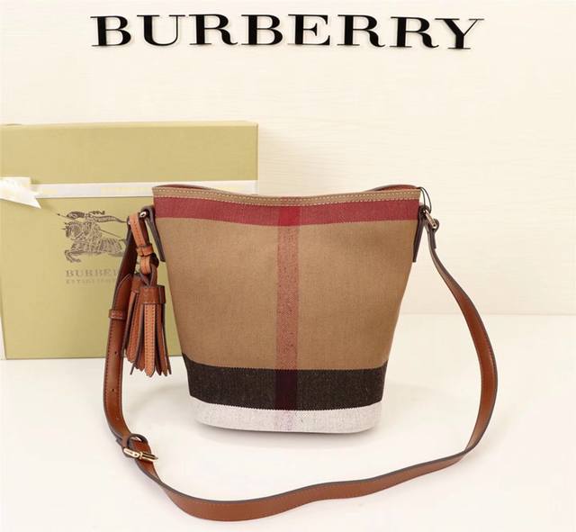 新款 高品质！官网同款！Burberry 巴宝莉 秋夏新款简约风格的斜背水桶包 采用轻盈小牛皮搭配经典的canvas 格纹 精巧包身设计 适合放置随身物品可轻松