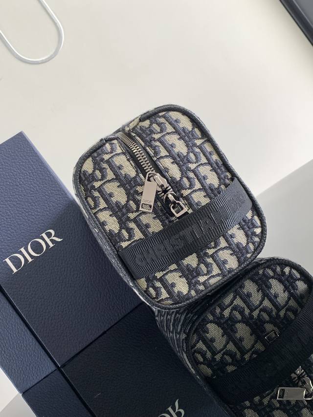 顶级原单dior-迪奥专柜最新款dior Lingot 洗漱包官网同步 原单品质 采用棉质帆布打造 金属覆层黄铜“Dior”标志 内侧饰以“Dior”压花标志