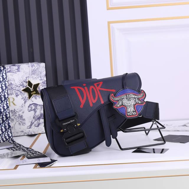 头层荔枝纹 配牛头吊牌 配原版盒子 Dior Homme Pre-Fall 早春系列saddle马鞍包，强势推出！Dior新任设计师kim Jones首次操刀设