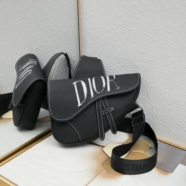 头层荔枝纹 高品质白扣丝印 配原版盒子 Dior Homme 2024 Pre-Fall 早春系列saddle马鞍包，强势推出！Dior新任设计师kim Jon