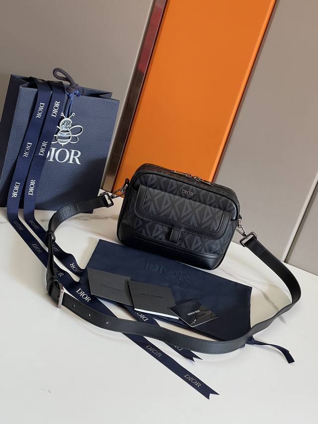 顶级原单配蓝盒 这款 Dior Hit The Road 信使包是本季新品，将现代风格与 Dior 的高订精神融为一体。采用迪奥黑 Cd Diamond 图案帆