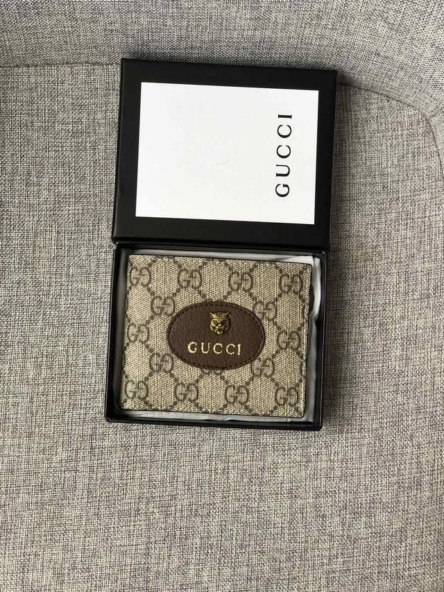 产品名称 ：Gucci 产品型号 ：473954 产品品质 ：原版 产品材质 ：Pvc配皮 产品规格 ：11*10*1.5 产品颜 色 ：咖配黄 产品描 述 ：