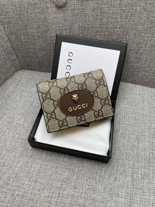 产品名称 ：Gucci 产品型号 ：476420 产品品质 ：原版 产品材质 ：Pvc配皮 产品规格 ：19*10*3.5 产品颜 色 ：咖配黄 产品描 述 ：