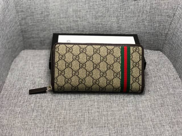 产品名称 ：Gucci 产品型号 ：112723 产品品质 ：原版 产品材质 ：Pvc配皮 产品规格 ：19*9.5*2.5 产品颜 色 ：黑光 咖 蓝 产品描