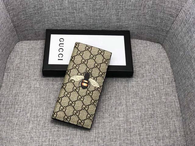 产品名称 ：Gucci 产品型号 ：451275 蜜蜂 产品品质 ：原版 产品材质 ：Pvc 产品规格 ：17.5*8.5*1.5 产品颜 色 ：咖啡 产品描