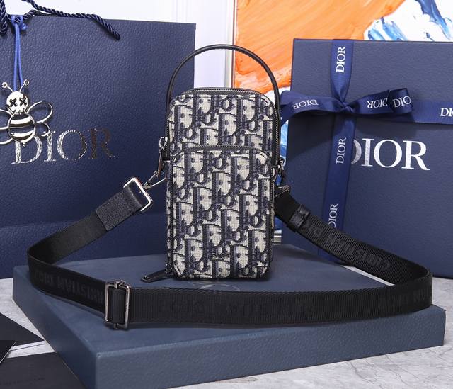 顶级原单品质[福][福] 这款手拿包饰以 Dior 标志性的 Oblique 印花。结合使用黑色粒面牛皮革与米色和黑色印花帆布，饰以“Dior”标志，设有两个实