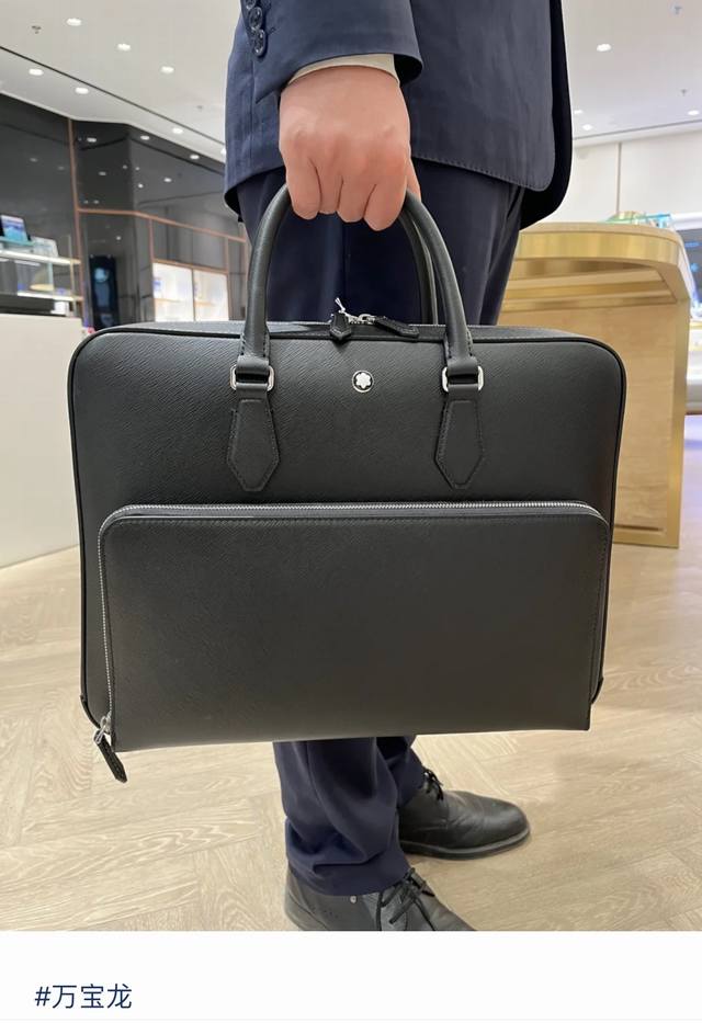 Montblanc 全新万宝龙匠心系列中号公文包 ，原单高品质，黑色专柜专用头层十字纹牛皮，万宝龙经典匠心系列秉承品牌的悠久传统，全系列包含丰富的大皮具和小皮具