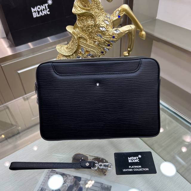 Montblanc International 万宝龙 万宝龙新款男士手拿包，采用进口头层牛皮制作，搭配顶级五金配件，在公文包系列中实属佼佼者。商务人士与潮流达