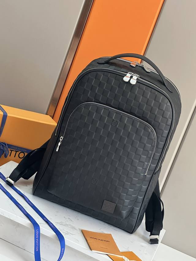 顶级原单 Avenue 双肩包取材 Damier Graphite 涂层帆布，以简明线条传递儒雅风范。拉链前袋方便取放随行所需，N40501全皮压格 双层三层隔