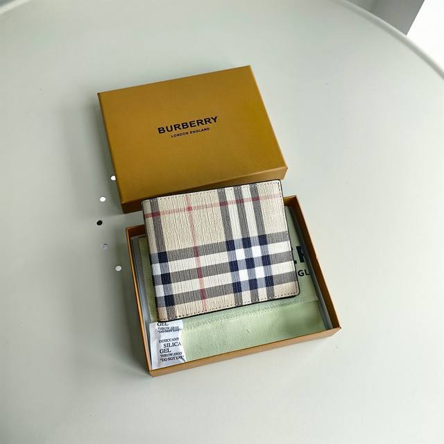 精选 Burberry 格纹和皮革材质打造，设有多个隔层，尺寸适合收纳全球币种。16个卡位拉链隔层 纸币隔层适用于全球币种3个插袋 手绘涂漆边缘 正面饰有 Bu