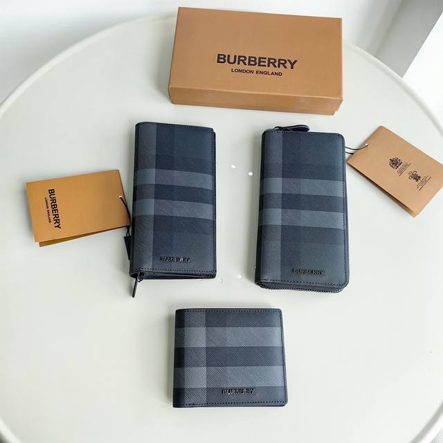 精选 Burberry 格纹和皮革材质打造，设有多个隔层，尺寸适合收纳全球币种。16个卡位拉链隔层 纸币隔层适用于全球币种3个插袋 手绘涂漆边缘 正面饰有 Bu