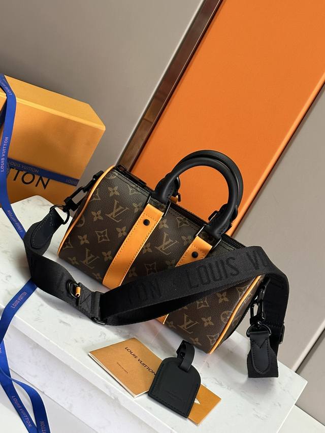 顶级原单原版开发，全钢五金本款 Keepall Bandoulière 25 手袋选用 Monogram Macassa 涂层帆布，以鲜明皮革侧带注入醒目色彩。